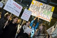 En fransk feministgrupp protesterar mot Roman Polanski utanför franska filminstitutet La Cinematheque Francaise i Paris 2017. På en av skyltarna står det "Om våldtäkt är en konst borde Polanski få alla César". Arkivbild.