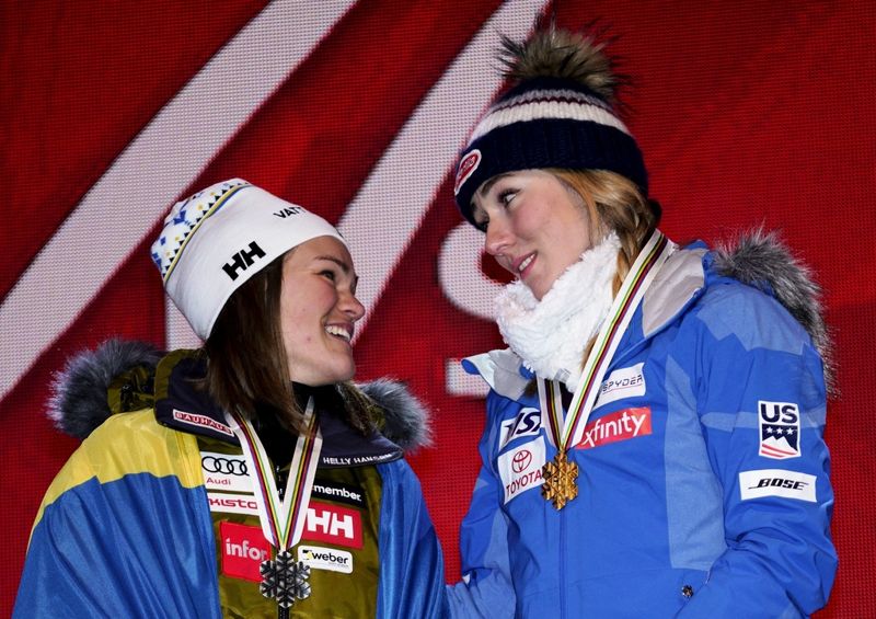 Anna Swenn Larsson och Mikaela Shiffrin delade prispall under VM i Åre 2019. Shiffrin tog guld i slalom, Swenn Larsson tog silver. Arkivbild.