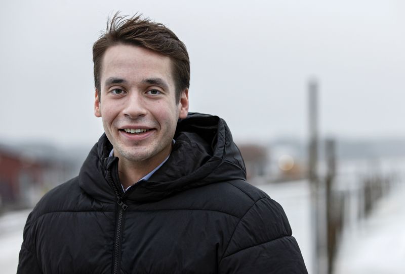 Henrik Wickström (SFP) är insatt i hur löneutbetalningen inom Västra Nylands välfärdsområde gått.