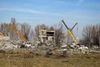 Röjningsarbete pågår på platsen i ukrainska Makijivka, som kontrollerats av Ryssland sedan 2014.