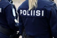 Polisen är på plats och styr trafiken.