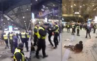 På skärmdumpen syns en del av de videon som utomstående tog under det kaos som uppstod efter att hockeyfans anlände till järnvägsstationen för ett år sedan. Flera personer greps, bland dem finlandssvenska ”Erik”.