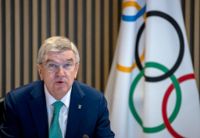Internationella olympiska kommitténs ordförande Thomas Bach vill se ryssar och belarusier i OS i Paris.
