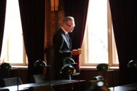 BYTE. Jukka-Pekka Ujula, här i fullmäktigesalen år 2013, är en av de starkare kandidaterna i Vandas stadsdirektörsval.