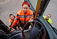 PÅ VÄG. Jennifer Lindfors, t.v., Malin Sandström och Heidi Eklund ska bli kombinationsfordonsförare.