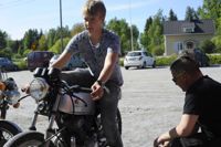 INTE LÄNGE KVAR. Axeli Sjöblom förbereder sig för stunden då han äntligen får sitt motorcykelkörkort.