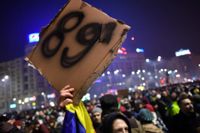 Demonstrationer. En skylt med siffran 89 - året Ceausescus välde tog slut - syntes i Bukarest då människor protesterade mot regeringen.