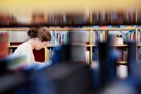 HÖGT BULLER. Ronja Enberg går andra året i gymnasiet och brukar studera på biblioteket på eftermiddagarna och ibland även under meröppettiderna. Hon har också märkt att det varit mer oroligt på sistone.