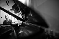 Avskalat. Joona Toivanen placerar det nakna akustiska pianot i huvudrollen på sin nya skiva.