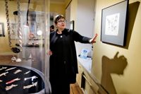 MYTOLOGI. Kärt Summatavet beskriver sig som människa och konstnär i en personlig symbolvärld som hon skapat utifrån finsk-ugriska stammars arkaiska och mytologiska traditioner. Hennes tavlor och smycken visas på Lovisa stads museum.