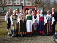 PÅ RESA. Lovisa Folkdansare har dansat i många länder, blandat annat i Estland. Här tillsammans med Lovisa spelmanslag under ett besök i Hapsal våren 2010.