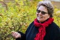 BERÄTTELSERNA VIKTIGA. Kulturgeograf Annika Michelson tycker det är viktigt att kunna ta vara på de berättelser man får höra då man kartlägger växter.