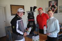 HÖGA FÖRVÄNTNINGAR. Oliver Lindell, Rasmus Svahn och Christine Blomqvist väntar ivrigt på att golfskolan – och sommaren – ska komma i gång.
