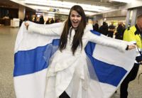 Sara Aalto fick drapera sig i den blåvita flaggan på Helsingfors-Vanda flygplats i dag.