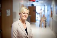 TILLSTÅND BEHÖVS. Sjukhusdirektör Leena Koponen bekräftar att de anställda får uttala sig för pressen först efter godkännande av ledningen.