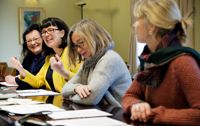 SUFFRAGETTER. Eila Forsblom, Mikaela Nylander, Leena Stolzmann och Ulrica Stråhlmann vill att alla ska få höra om Alva Forsius arbete.
