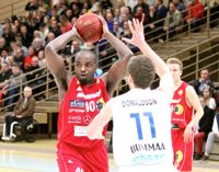 STOR OCH STARK. Marcus Van var matchens gigant då Korihait från Nystad körde över Tarmo i den andra semifinalen i herrarnas division I i basket.