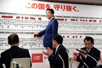 Segrare. Japanske premiärministern Shinzo Abe under valvakan på söndagen.