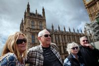 Coleen och Richard Flaherty och Gabi och Chuck Lyens från Kalifornien lutar sig mot broräcket vid Westminster Bridge i London och njuter av solen. Nu kan de pricka av Big Ben på sin resekarta. Terrorn oroar inte dem.