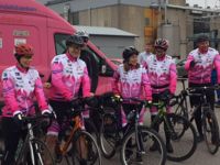 VÄLGÖRENHET. I onsdags ordnade företaget BEWi ett cykelevenemang och cyklade från Borgå till Helsingfors till förmån för cancersjuka barn.