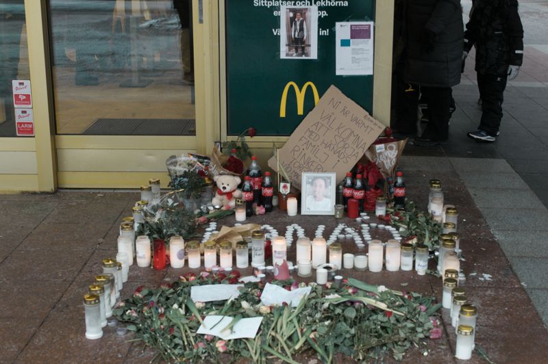 Minnesplatsen för den unge man som sköts till döds på nyårsaftonen i Vällingby centrum.