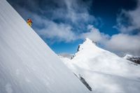 Allena. Kílian Jornet klättrar i alpin stil, där målet är att vara så oberoende som möjligt och inte använda sig av fixerade rep eller syrgas.