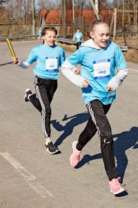 SNABBFOTADE. Corinna Berg och Anneah Martin går i sexan och är vana Stafettkarnevalen-deltagare. Att springa 500 meter i lugn takt är ingen match för de här tjejerna.