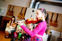 Ambitiös violinist. För Senny Herler, nio år, är spelandet en passion. Hon övar varje dag för att nå proffsnivå.