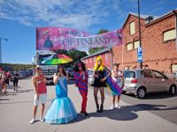 Färgklickar. Några dragdrottningar deltog i prideparaden i Hangö. Inga Roy har turkos klänning, till höger om henom Kalkkuna och Jesse/Jessica.