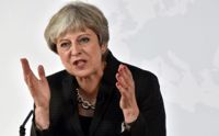 Theresa May vände sig till EU-medborgare bosatta i Storbritannien: "Vi vill att ni stannar! Vi håller er högt!".