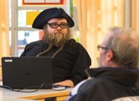 BERÄTTARKARAOKE. Lasse Rantanen som jobbar på biblioteket i Gammelbacka kommer bra ihåg eldhavet från olyckan år 1989 i Sköldvik.