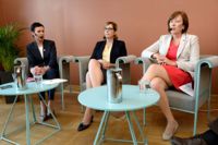 Den 3 augusti möttes Maarit Feldt-Ranta, Tuula Haatainen och Sirpa Paatero till sin första debatt inför valet av presidentkandidat för SDP.