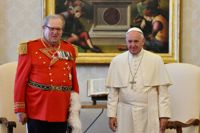 Påven accepterade inte Malteserordens agerande i ett kondomgräl. Robert Matthew Festing (t.v.) fick gå. Bilden är tagen i juni i fjol.