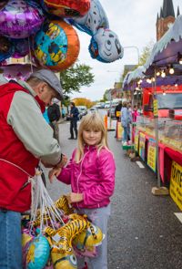 BÄST MED BALLONGER. Matilda Lehtonen köper sin ballong av Kejo Sievänen på Höstmarknaden i Lovisa. De tog henne inte lång tid att välja ut den bästa ballongen.