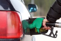 – Om oljepriset stiger så kan priset vid pumparna fort bli ganska högt när skatten skruvas upp, framhåller automobilförbundet.