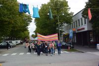 Mot Kungsen. Prideparaden gick från Ungdomsgården på Stationsvägen, ner längs Kungsen till torget och vidare ner mot Stallörsparken.