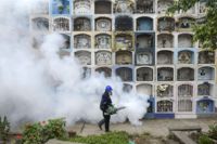 Giftspridning i Lima för att stoppa myggorna som misstänks sprida zika.