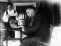 Här är syster Rachel tillsammans med läkaren L.J. Lindström ute på Replot utanför Vasa. De undersöker om flickan har tuberkulos. Just den här bilden är tagen sommaren 1925.