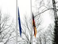 Flaggorna vajar på halv stång på Tysklands ambassad i Helsingfors.