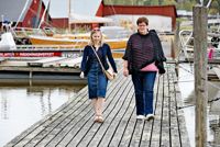 MYCKET ATT TÄNKA PÅ. Innan muddringen kan starta måste mycket göras. Enni Flykt (t.v.) och Janita Pihlaja-Wickholm granskar de bryggor som ska bort.