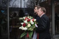 Den danska statsministern Lars Lokke Rasmussen (t.h.) och Köpenhamns borgmästare Frank Jensen lade ned blommor vid Kruttønden i Köpenhamn tidigare i dag.