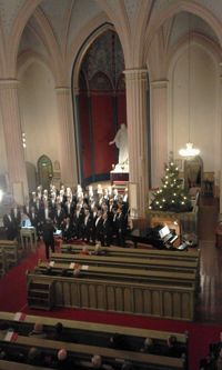 JULKÄNSLA. Runebergskören bjöd på en stämningsfull konsert i Lovisa kyrka tidigare i veckan. I helgen bjuder koristerna på konserten Tänd ett ljus i Borgå domkyrka.