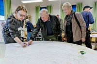HÄR ÄR VÅR TOMT. Ingalill och Eero Heiman diskuterar framtiden för sin tomt i Gäddrag med planläggaren Hilkka Jokela (t.v.).
