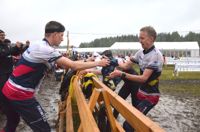 VÄXLING. Tobias Henriksson skickar i väg Otto Simosas på ankarsträckan.