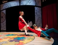 DANSTEATER. Liisa Laihia och Samuli Roininen som Monna och Robin i dansteaterföreställningen Den lilla leksaksbutiken.