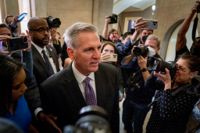 Republikanen Kevin McCarthy fortsätter försöka bli det amerikanska representanthusets talman.