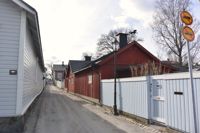 Insyn. Att välja Airbnb som inkvartering på resan innebär att man får insyn i det lokala livet och kommer närmare lokalbefolkningen. I Gamla stan i Ekenäs kan man bo hos familjen Evers i en lägenhet på gården till det bruna huset högst uppe i backen.