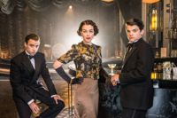 Hotellfamilj. Jamie Blackley, Olivia Williams och Edward Bluemel som mor och söner.