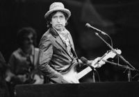 Densamma. Dylan i dag är i stort densamma som för ett drygt halvt sekel sedan. Det är närmast balladtraditionen som han företräder genom att mångsidigt göra den till sin egen. Här ses Dylan under en spelning i Basel i Schweitz 1.6.1984.
