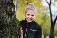 TRIVS I BORGÅ. Sara Kuivisto känner inga större behov att bryta kontakten till sin hemstad, inte ens under vinterhalvåret då hon tränar i hemknutarna i ur och i skur.